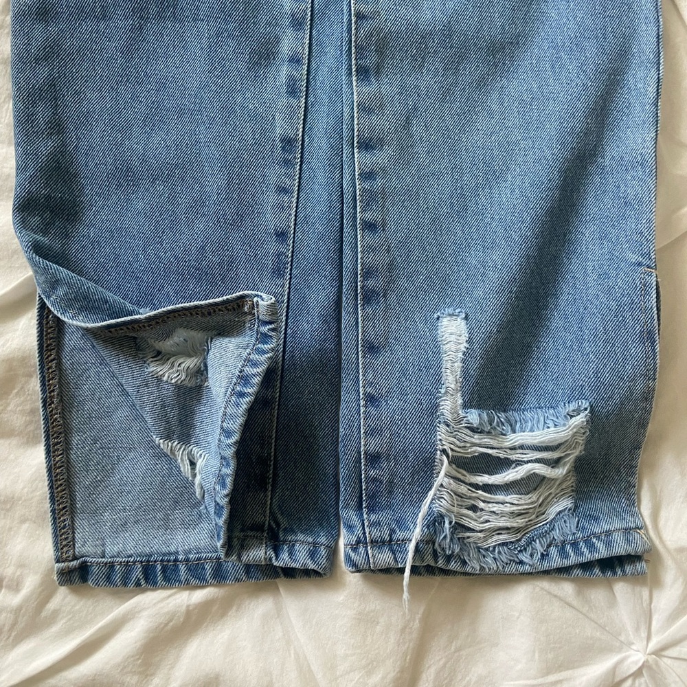 Petite distressed split hem straight leg jeans!